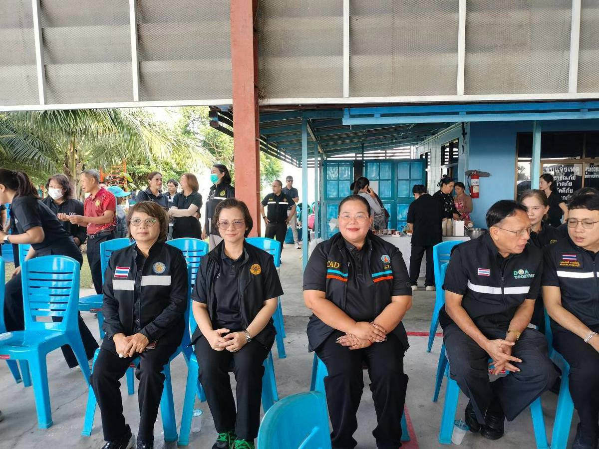 title - ส.ป.ก. ร่วมติดตาม รมช.กษ. (นางสาวปิยะรัฐชย์ ติยะไพรัช) และคณะ ลงพื้นที่ติดตามสถานการณ์อุทกภัยในพื้นที่จังหวัดสุพรรณบุรี พร้อมมอบถุงยังชีพช่วยเหลือประชาชนผู้ประสบภัย